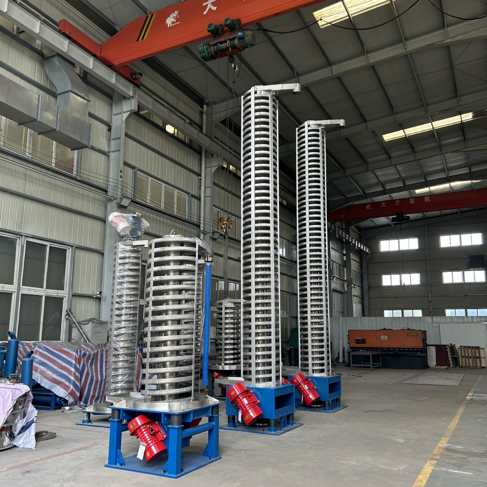 晟图氧化铝降温垂直输送设备粉体颗粒冷却振动提升机输送速度可控