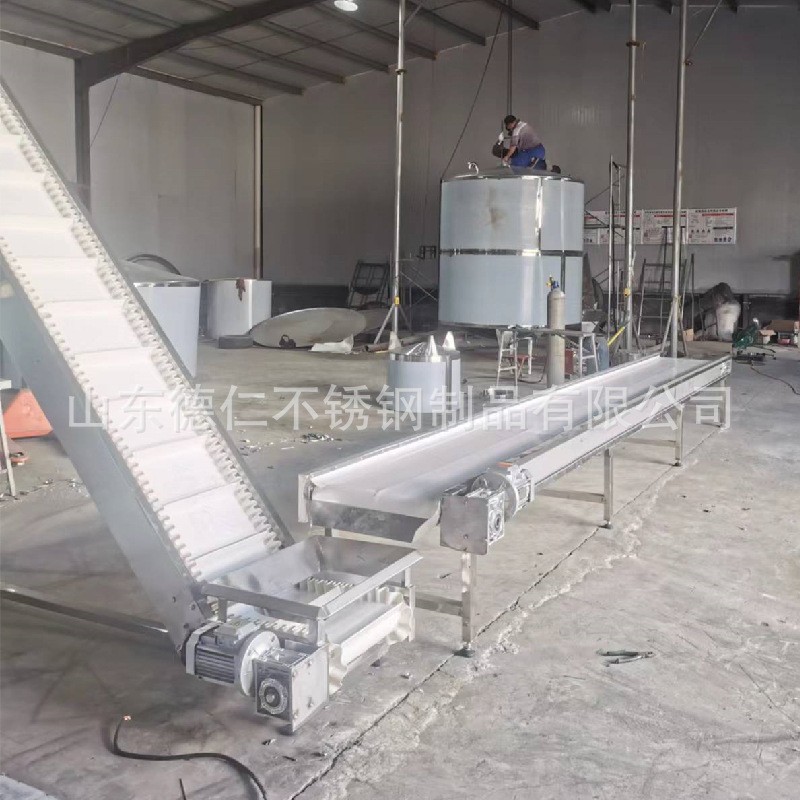 山东厂家变频调速爬坡提升机烘干震动清洗不锈钢链板 皮带输送机图2