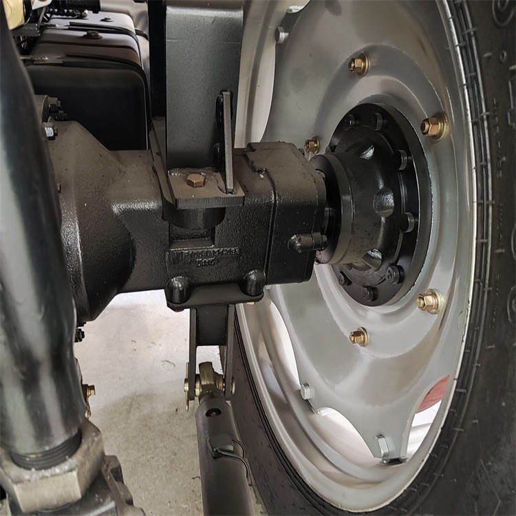 联诚704型农用耕地拖拉机 70马力运输四轮车 厂家四驱旋耕机图4