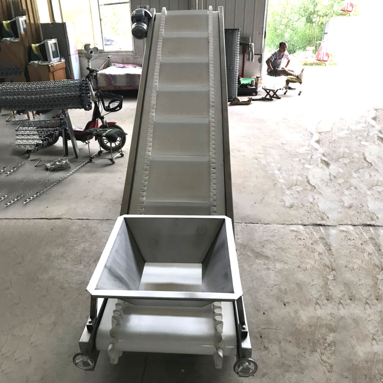 定制爬坡皮带输送机提升机大倾角仓库用移动卸货可调速分拣输送线图5