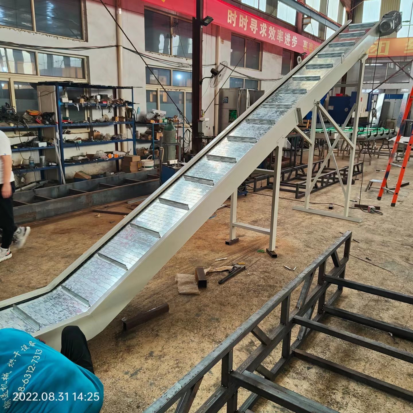 厂家定制全封闭式防尘提升机可移动全封闭输送机封闭式链板输送机图4