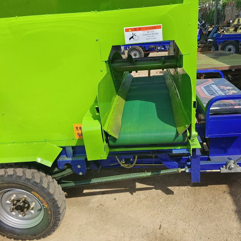 电动撒料车多功能电动三轮喂料车牛羊养殖饲料喂养撒料车现货批发图4