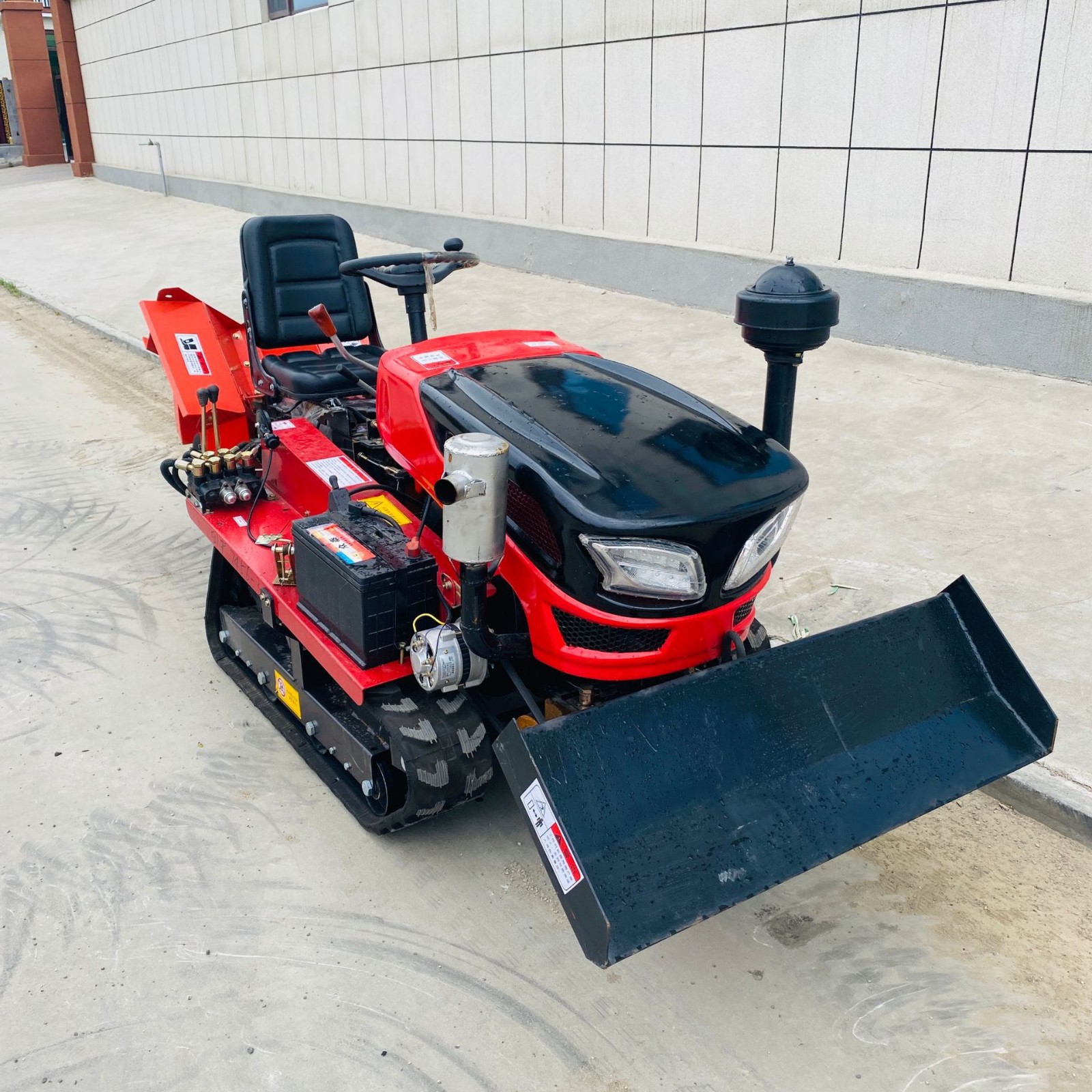 山地履带旋耕机35马力乘坐式多功能田园管理开沟机履带微耕机图2