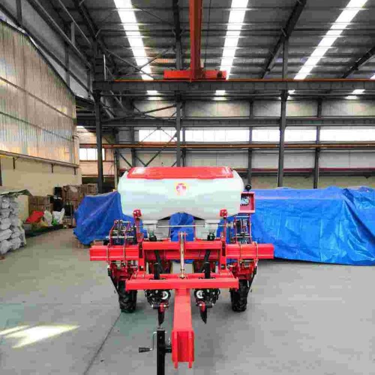 玉米免耕机使用机械代替原来的人工播种，施肥，耕地等步骤，一步完成。图2