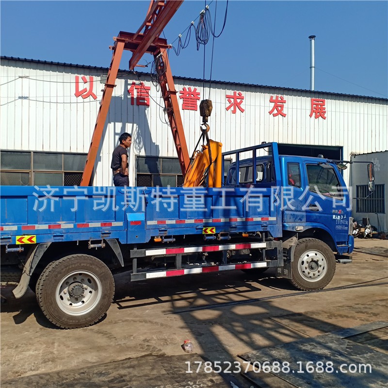 轻卡车安装小型随车吊机 货车加装小型折臂吊 吊臂可以折叠的吊机图4