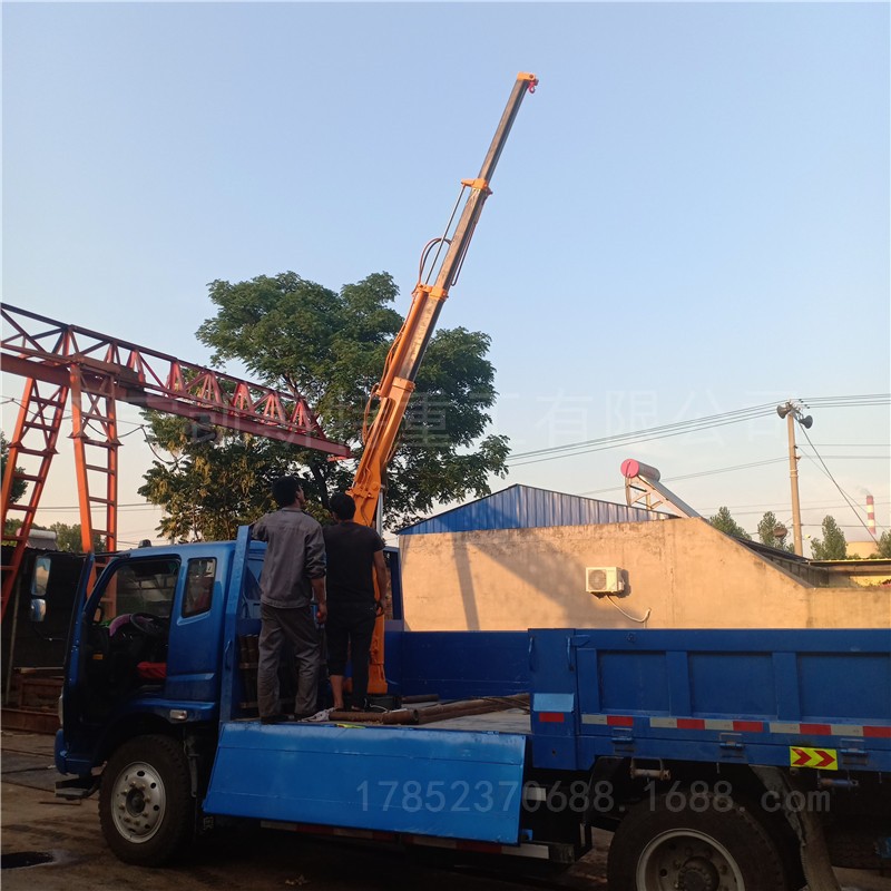 轻卡车安装小型随车吊机 货车加装小型折臂吊 吊臂可以折叠的吊机
