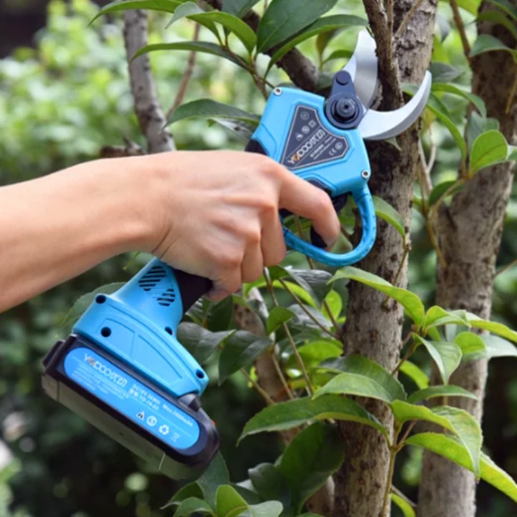 轻巧便携式小型电动剪刀 园林梨树桃树修枝剪 30mm锂电园艺剪枝机