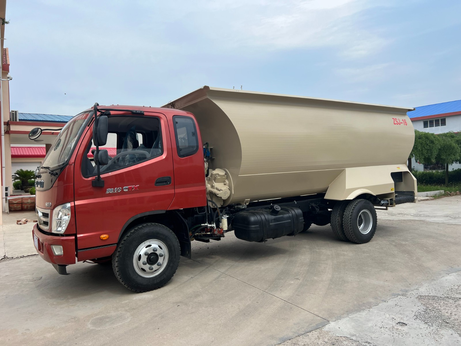 轻卡式饲料撒料车(zxj-16轻型撒料车)图2