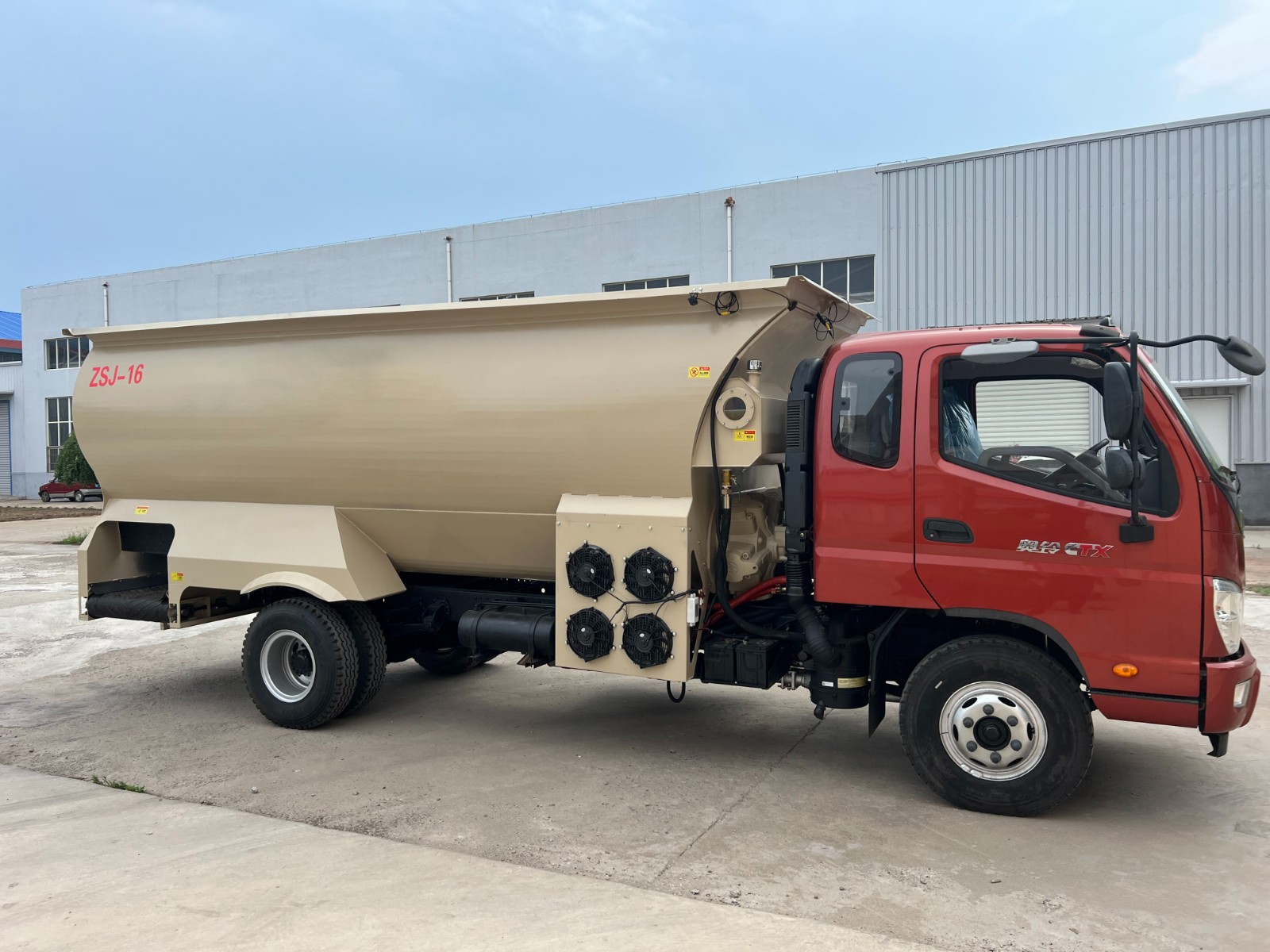 轻卡式饲料撒料车(zxj-16轻型撒料车)图4