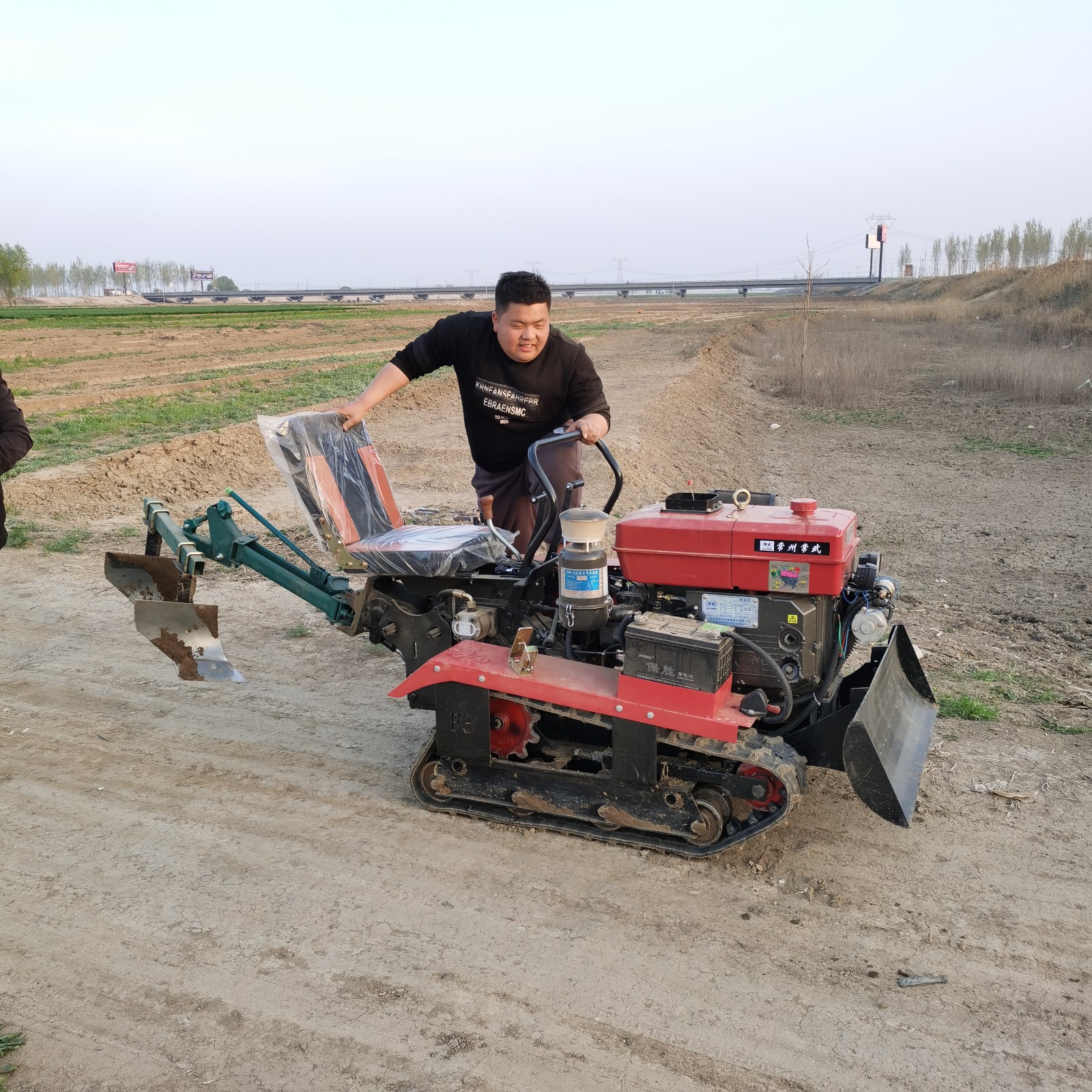 履带式柴油微耕机旋耕机水田园小型多功能农业用除草机开沟起垄器图4