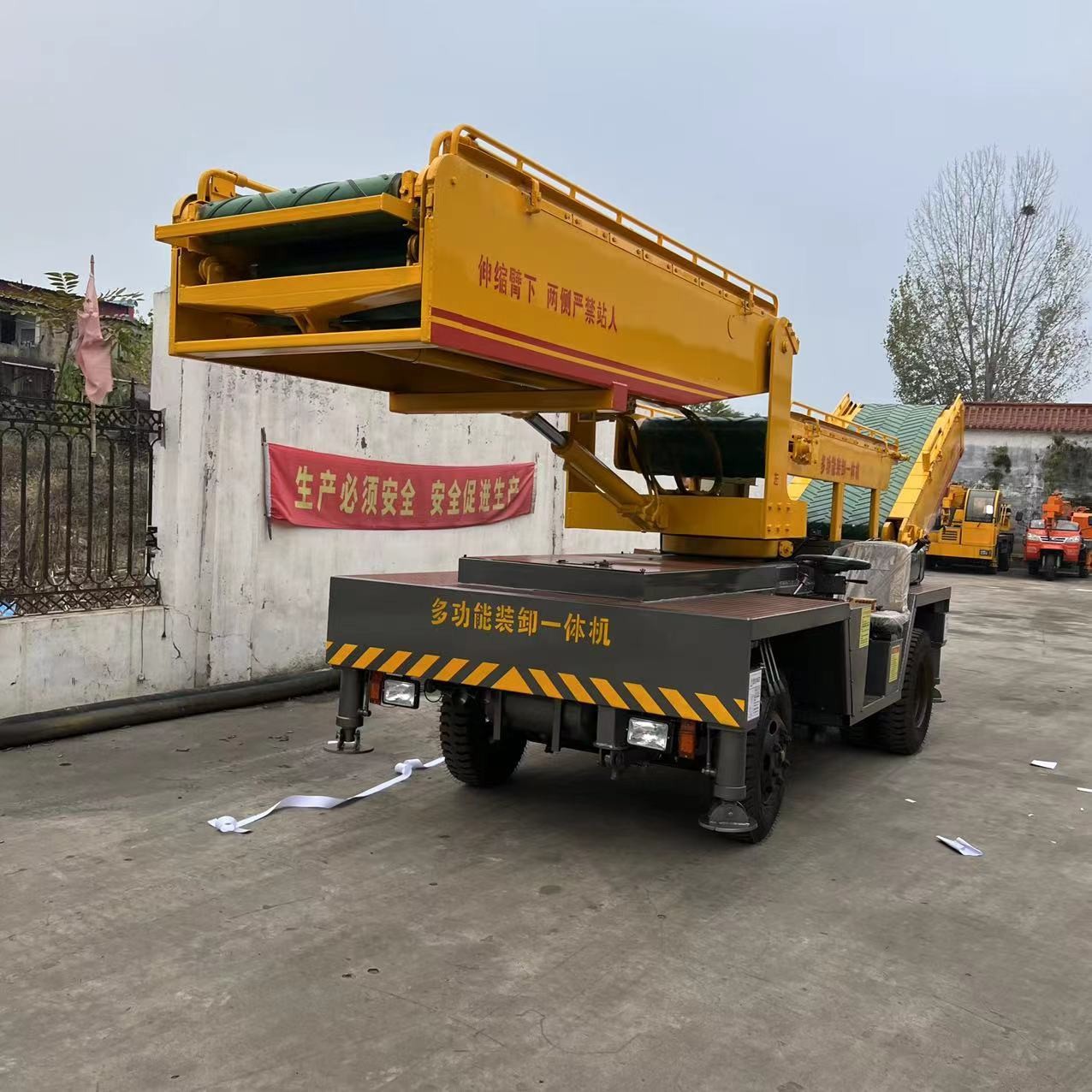 多功能火车装卸一体机货场移动式爬坡输送机袋装伸缩站台可进车厢图3