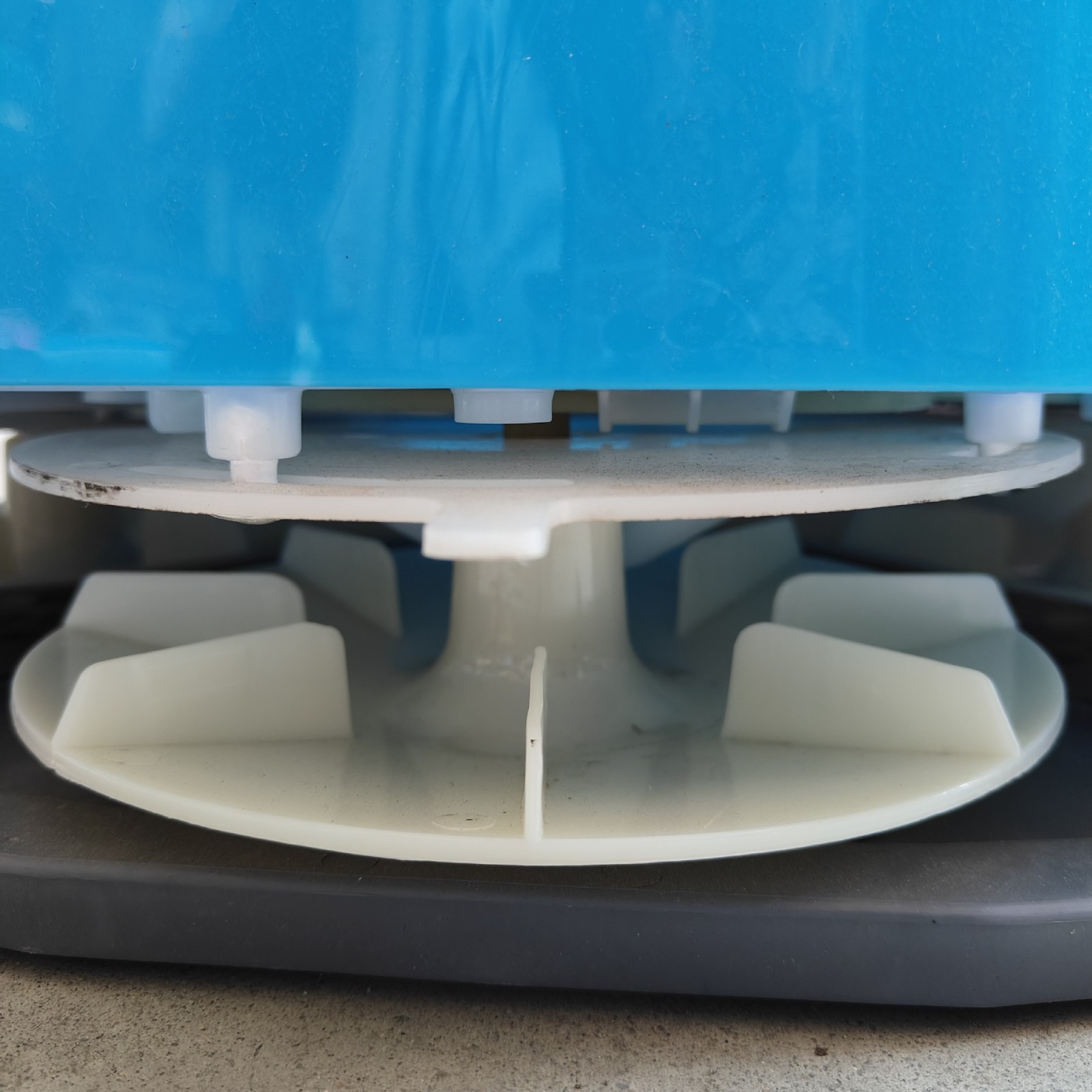 电动施肥器背带式撒肥机施肥农用鱼塘水田果树电动撒肥器厂家图2