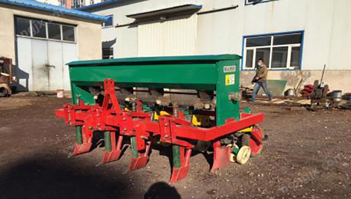 聚丰2BQP-4气吸式精量铺膜播种机