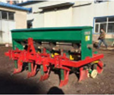 聚丰2BCF-4型仓转式玉米精量播种机