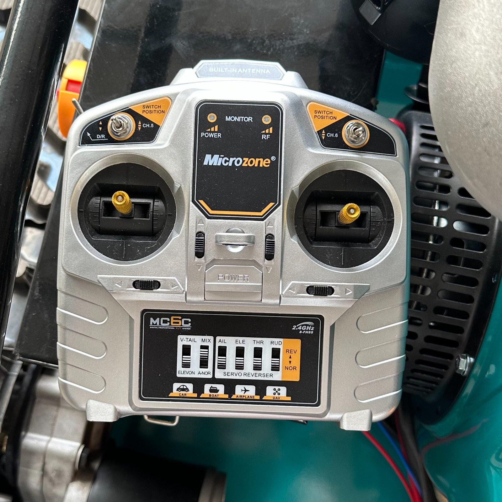 东诚履带遥控割草机 小型碎草还田机 自走式柴油除草机 果园打草机图5