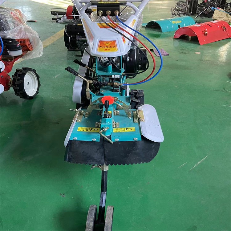 开沟培土机工作视频 丘陵地带多功能田园管理机 大姜种植起垄机图2