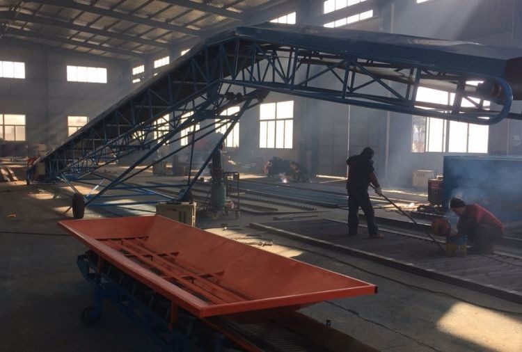 正鑫 大倾角爬坡皮带输送机 厂家定制 可移动粮食建材输送设备图4