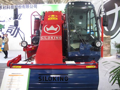 蒙拓自走式饲料搅拌车图3