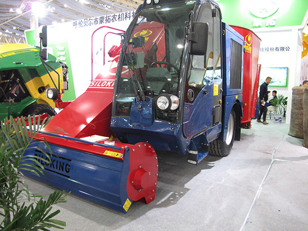 呼伦贝尔蒙拓紧凑型自走式饲料搅拌车