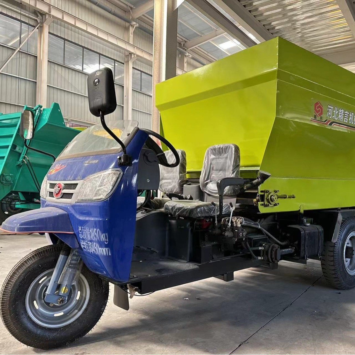 电动牛羊撒料车养殖场专用喂料机草料饲料全自动一体化自动喂料车图4