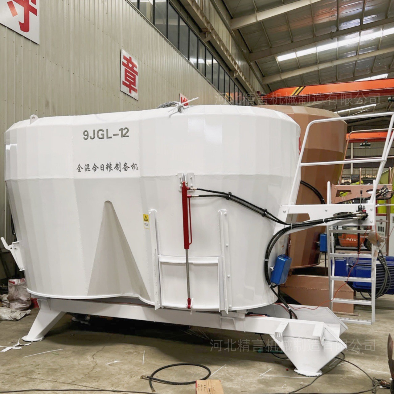 tmr立式大功率全混合日粮制备机牛羊饲料草料切割柔丝搅拌一体机图3