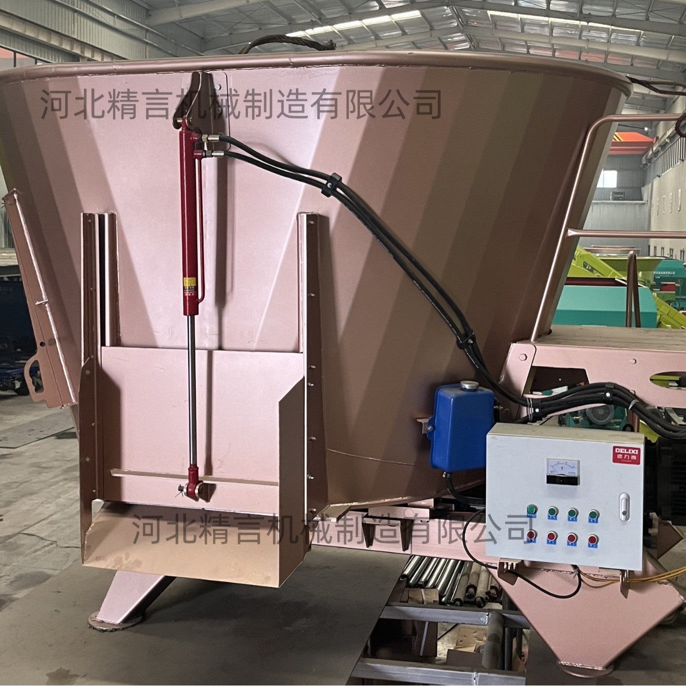 tmr立式大功率全混合日粮制备机牛羊饲料草料切割柔丝搅拌一体机图2