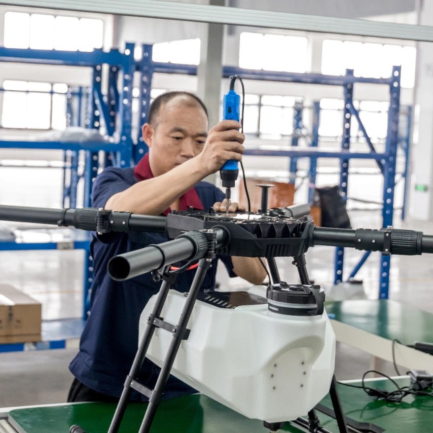跨境批发零售自主研发生产6L10L16L20L30L打药喷洒农用植保无人机图3