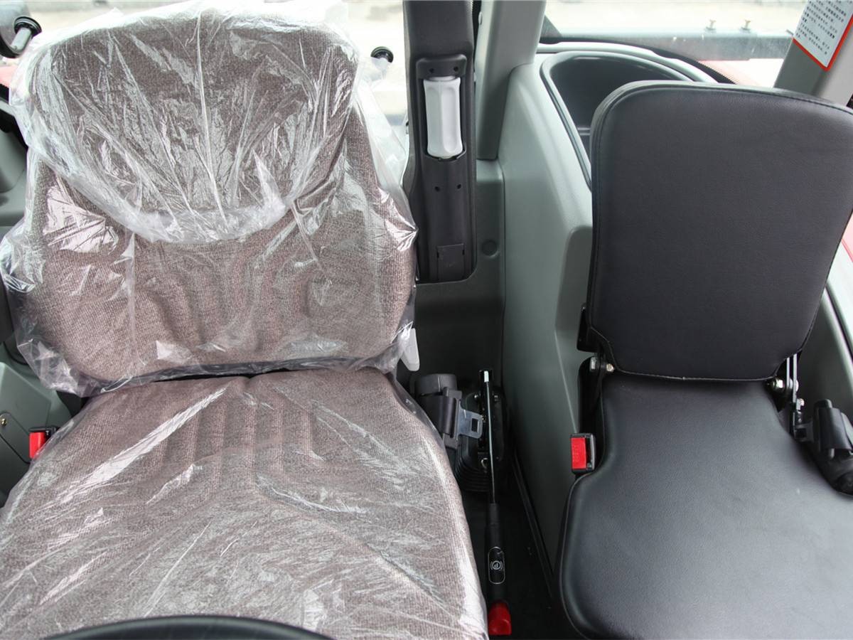 东方红LF1504轮式拖拉机图3