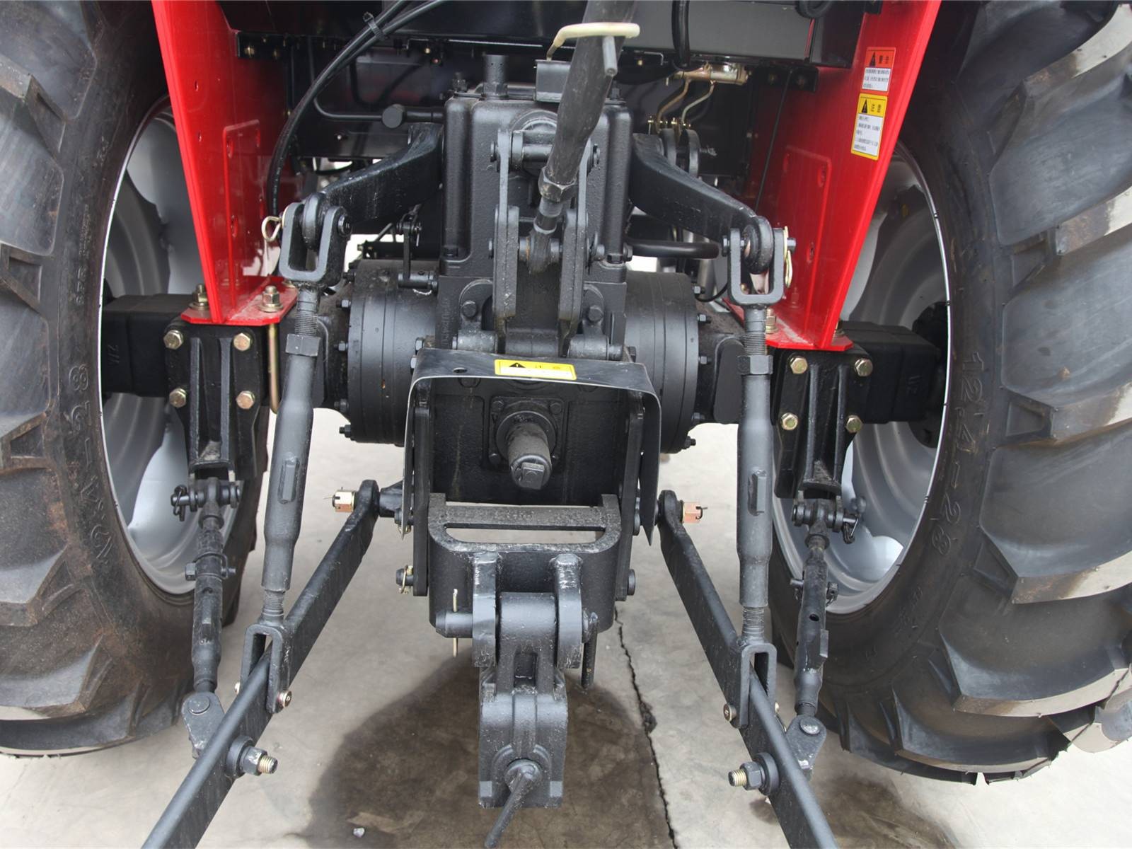 东方红LF2204轮式拖拉机图2