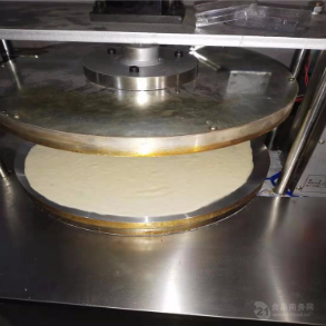 网红卤肉卷饼机 压饼机制作厂家图5