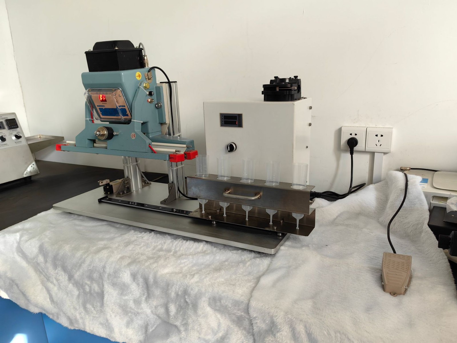 洛克牙膏瓶式封口机猪精液灌装机加热封口灌装机图3