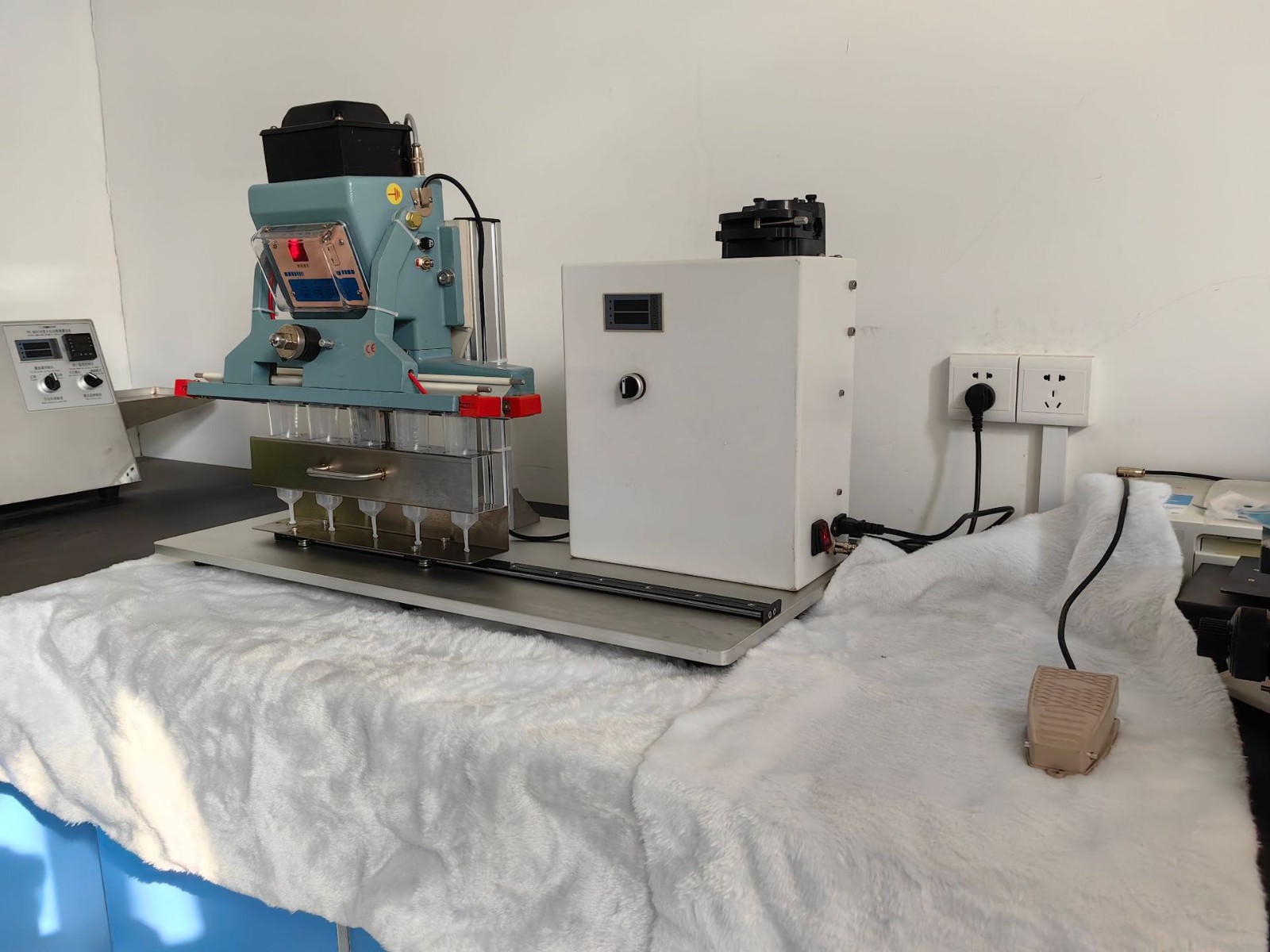 洛克牙膏瓶式封口机猪精液灌装机加热封口灌装机图5