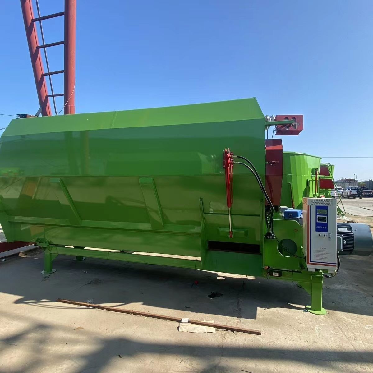 TMR全日粮饲料搅拌机牛羊草料柔丝粉碎自动一体机搅拌机干湿两用图3