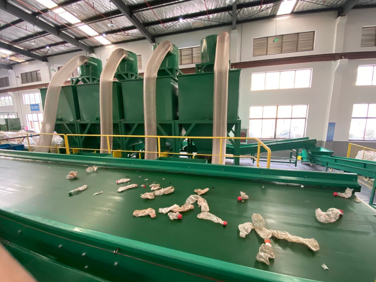 顺耐智能分拣垃圾机器人皮带 塑料瓶分类整理回收线环保输送带 斜坡