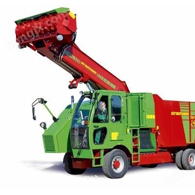 自走式饲料搅拌车