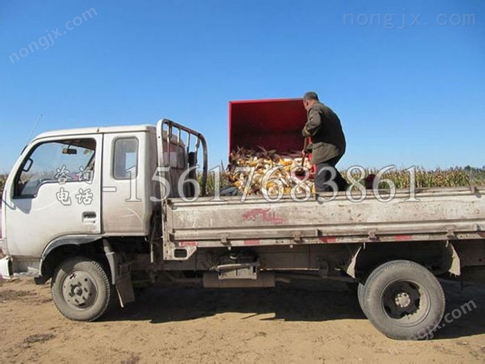 拖拉机收玉米机器