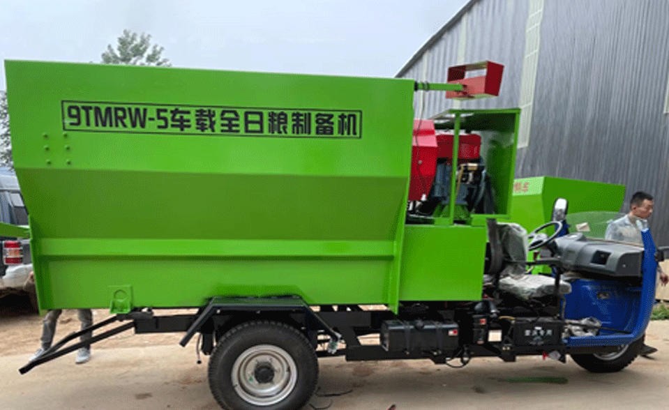 5立方卧式搅拌撒料一体车