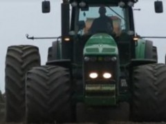 大马力拖拉机加装宽胎的翻地与播种作业