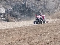 春天里旋耕机作业深翻土地