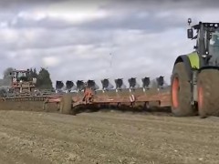 大型农机翻地、苗床整地和播种，一气呵成