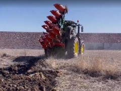 霸气的农机，十个犁同时工作，耕地效率真是高