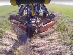 德国的农机设备太先进了！能一边做清理一边给农田施肥！