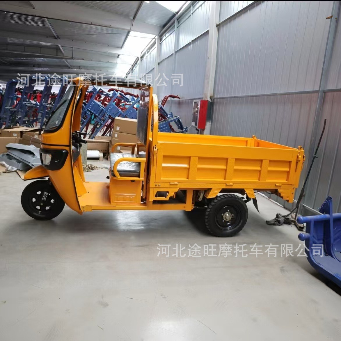 农用拉货自卸三轮摩托车半封闭棚式燃油嘟嘟车出口电动TUKTUK图2