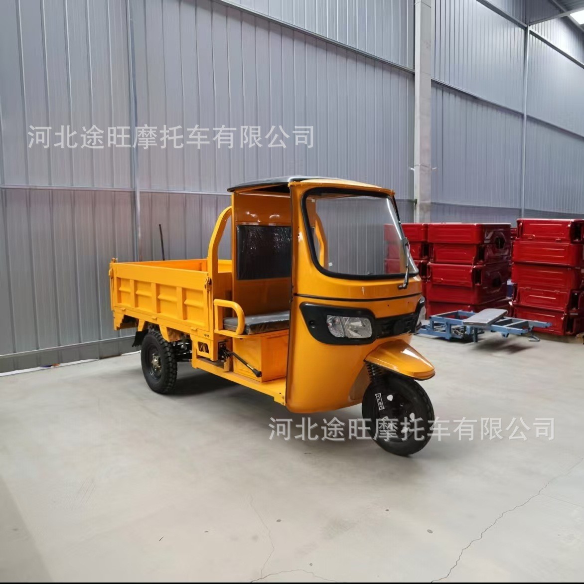 农用拉货自卸三轮摩托车半封闭棚式燃油嘟嘟车出口电动TUKTUK图4
