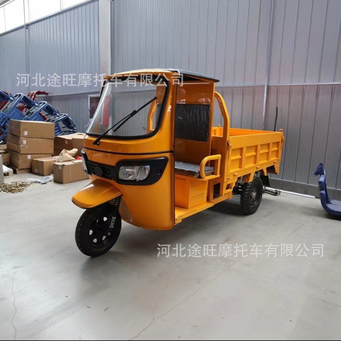 农用拉货自卸三轮摩托车半封闭棚式燃油嘟嘟车出口电动TUKTUK图3